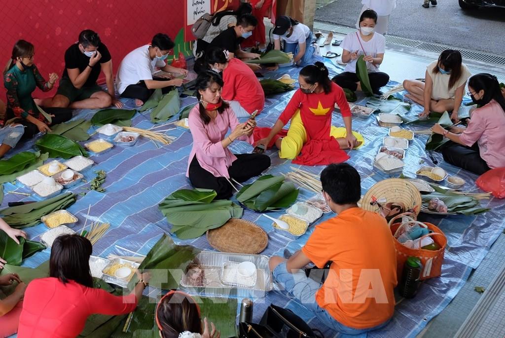 Vietnamese community in Singapore compete to make Chung cake